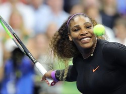 Kocak! Serena Williams Jumpalitan Main Tenis Sama... Diri Sendiri