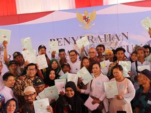 Jokowi Serahkan 3.000 Sertifikat Lahan ke Transmigran di Pontianak