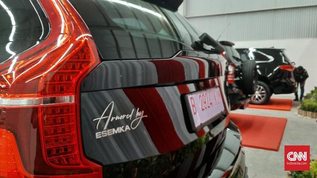 Mobil SUV bertuliskan 'Armored by Esemka'.
