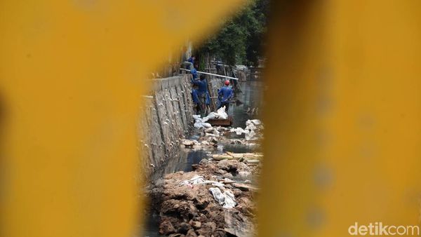 Sudin SDA Kebut Pembangunan Turap di Kawasan Hang Tuah