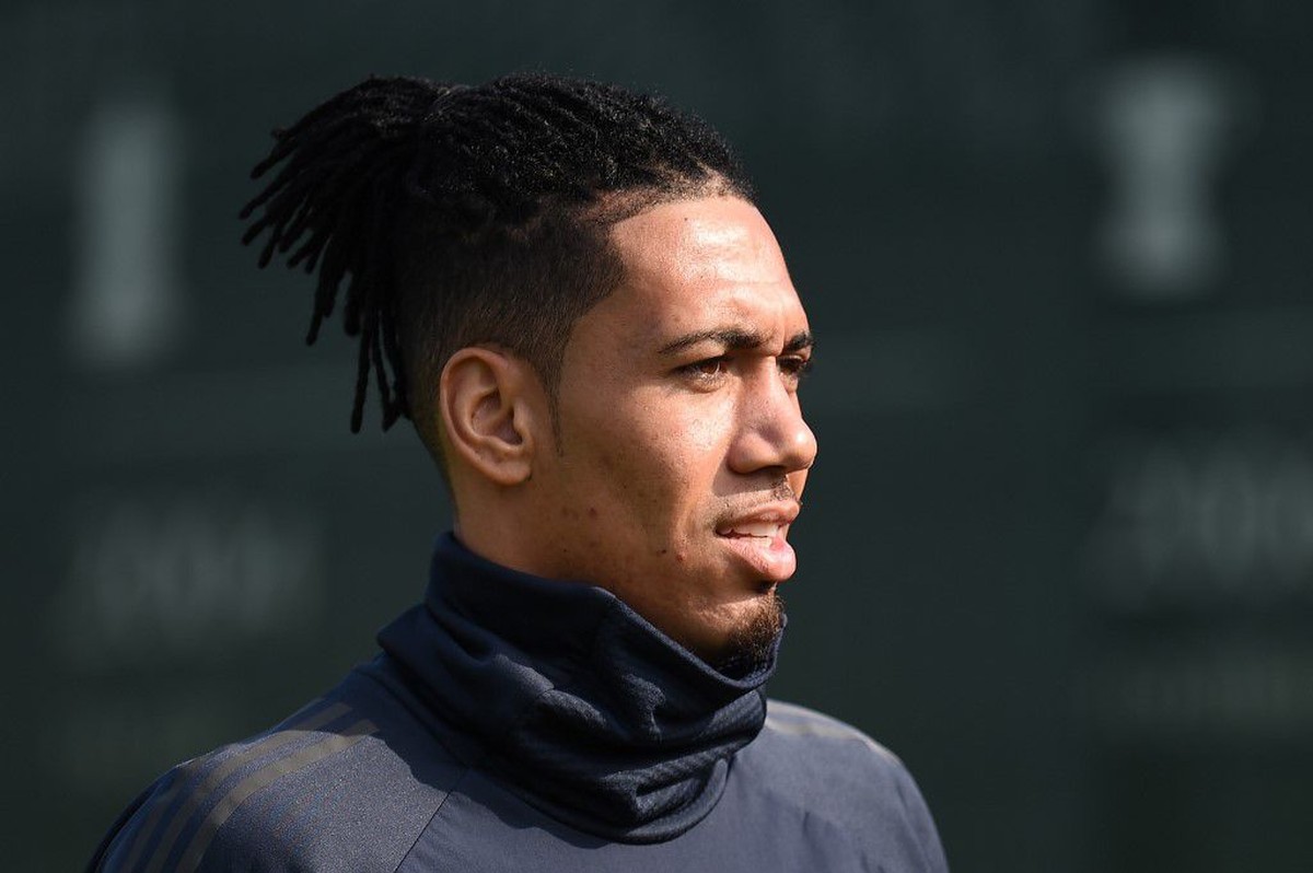Chris Smalling bisa saja lebih lama berkostum AS Roma. (Foto: Oli Scarff / AFP)