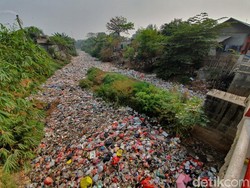 Menanti Pemkab Bekasi Bersihkan Lautan Sampah di Kali Jambe