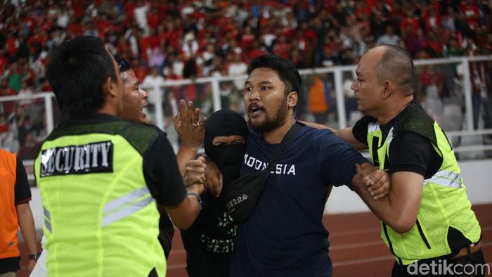 Suporter Indonesia ditangkap saat masuk ke lapangan (Agung Pambudhy/detikSport) Suporter Indonesia ditangkap saat masuk ke lapangan (Agung Pambudhy/detikSport)