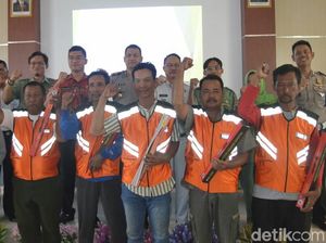 Prittt! Seratusan Pak Ogah Kawal Lalin Pantura Cirebon