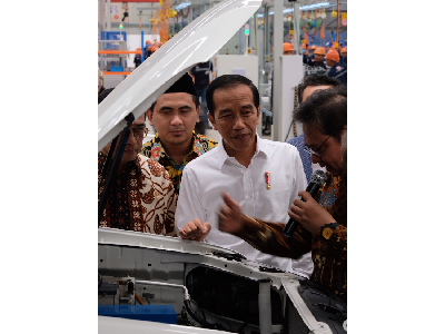 Momen Jokowi Ikut Luncurkan Mobil Perdana Esemka