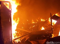 Pasar Sluke Rembang Terbakar, 70 Kios dan 6 Los Pedagang Ludes