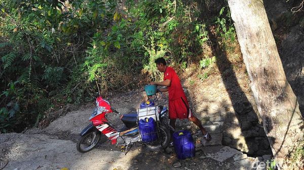 Alami Kekeringan, Warga Grobogan Mencari Air Hingga ke Hutan