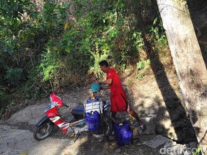 Alami Kekeringan, Warga Grobogan Mencari Air Hingga ke Hutan