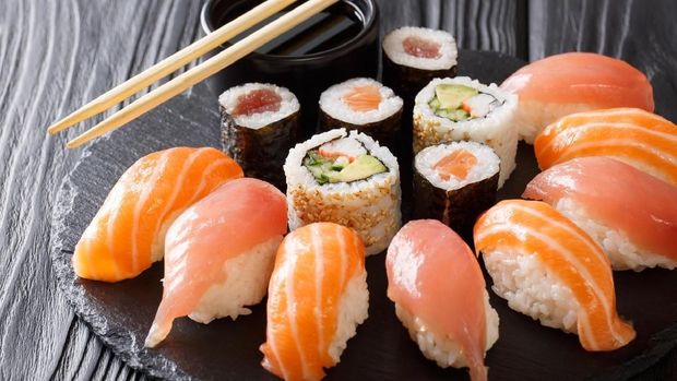 ilustrasi sushi Overhead japanese sushi food. Maki ands rolls with tuna, salmon, shrimp, crab and avocado. Top view of assorted sushi, all you can eat menu. Rainbow sushi roll, uramaki, hosomaki and nigiri.