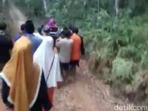 Warga Lebak Keguguran saat Ditandu 7 Km karena Jalan Rusak, Ini Kata Camat Warga Lebak Keguguran saat Ditandu 7 Km karena Jalan Rusak, Ini Kata Camat