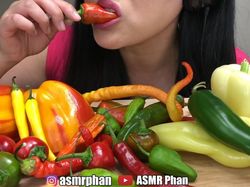 Gokil! Dengan ASMR Wanita Ini Mukbang Banyak Cabai Sekaligus