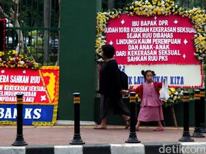 Karangan Bunga Desak Pengesahan RUU PKS Mejeng di DPR