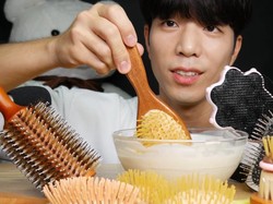 Gokil! Pria Korea Ini Rekam Aksinya Makan Sisir dan Spons Cuci Piring