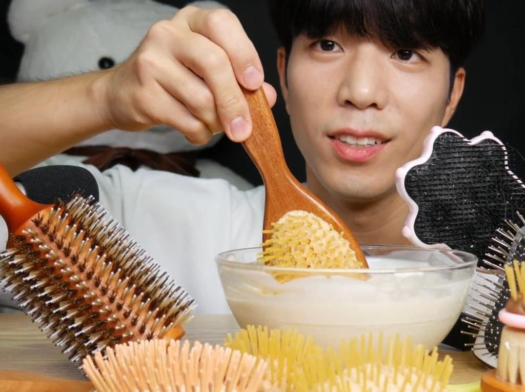 Gokil! Pria Korea Ini Rekam Aksinya Makan Sisir dan Spons Cuci Piring Gokil! Pria Korea Ini Rekam Aksinya Makan Sisir dan Spons Cuci Piring