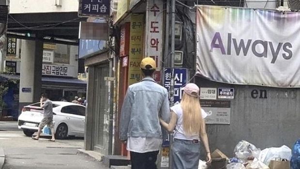 Foto JooE MOMOLAND bersama seorang pria misterius