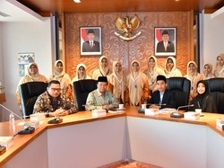 Mahasiswi Unida Gontor Temui HNW, Belajar Kewenangan MPR