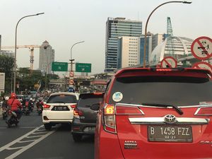 Duh! Masih Ada Aja Mobil Nyerobot Pas Mau Masuk Tol Kayak Gini