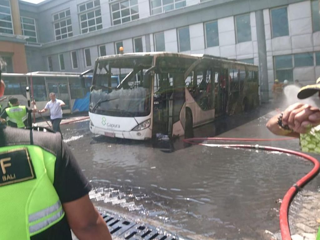 Bus yang Terbakar di Bandara Ngurah Rai Sedang Tak Angkut Penumpang Bus yang Terbakar di Bandara Ngurah Rai Sedang Tak Angkut Penumpang