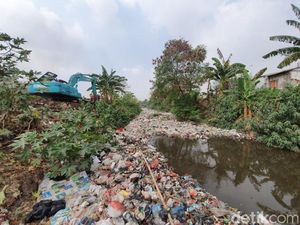 Kades Duga Lautan Sampah di Kali Jambe Bekasi Berasal dari TPS Liar Kades Duga Lautan Sampah di Kali Jambe Bekasi Berasal dari TPS Liar