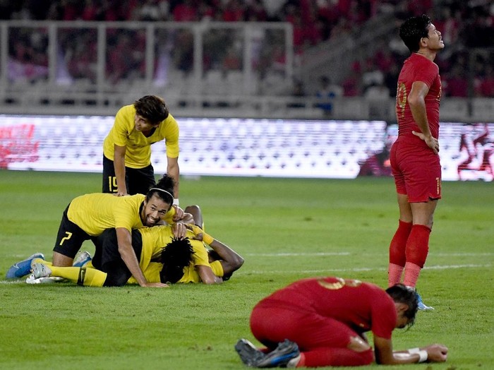 Pesepak bola timnas Malaysia (kiri) melakukan selebrasi usai Mohamadou Sumareh mencetak gol ke gawang timnas Indonesia saat pertandingan Kualifikasi Piala Dunia 2022 Grup G Zona Asia di Stadion Gelora Bung Karno (GBK), Senayan, Jakarta, Kamis (5/9/2019). Timnas Indonesia dikalahkan timnas Malaysia dengan skor 2-3. ANTARA FOTO/M Risyal Hidayat/pd.