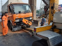 Video: Truk Melintang di KM 27 Tol Cikarang Barat, Lalin Padat