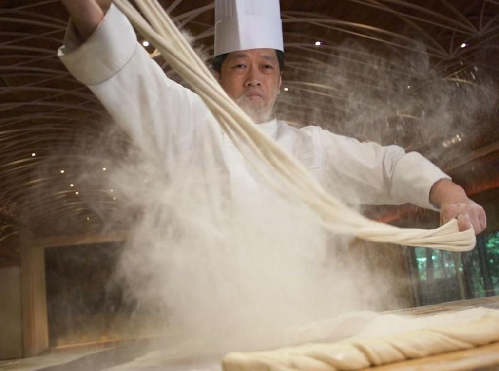 Chef Jepang Ini Buat Mie Telur Terpanjang di Dunia  183 Meter