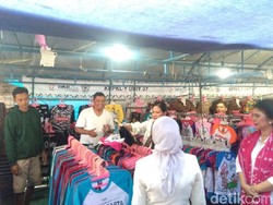 Momen Iriana dan Mufidah Kalla Blusukan Beli Kaus di PKL Malioboro