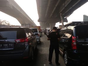 Truk Tangki Melintang di Km 27 Tol Cikarang Barat Dievakuasi, Lalin Lancar Truk Tangki Melintang di Km 27 Tol Cikarang Barat Dievakuasi, Lalin Lancar