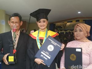 Sempat Jadi Pengamen Jalanan, Noviana Akhirnya Bergelar Sarjana