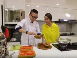 Inul Daratista dan Chef Eddrian Tjhia Bagikan Resep Puding Lumut Pepaya