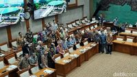 Tunggu Anggota DPR, Sri Mulyani Foto Bareng Pejabat Kemenkeu