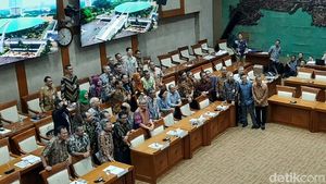 Tunggu Anggota DPR, Sri Mulyani Foto Bareng Pejabat Kemenkeu