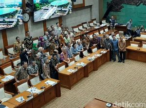 Tunggu Anggota DPR, Sri Mulyani Foto Bareng Pejabat Kemenkeu
