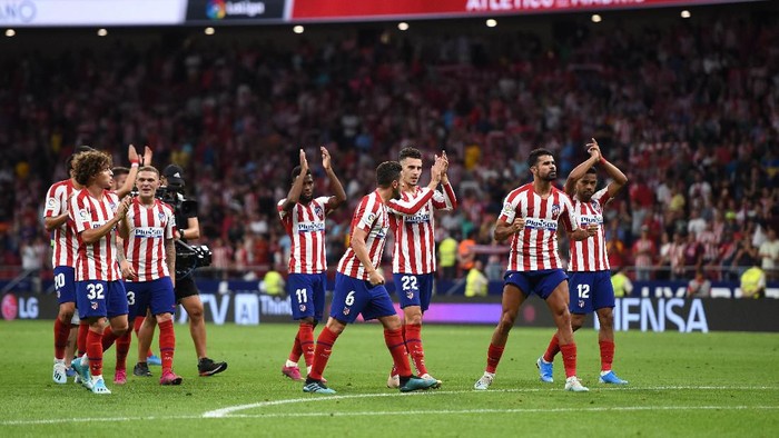 MADRID, SPAIN - SEPTEMBER 01: Atletico Madrid players celebrate victory at full-time after the Liga match between Club Atletico de Madrid and SD Eibar SAD at Wanda Metropolitano on September 01, 2019 in Madrid, Spain. (Photo by Denis Doyle/Getty Images)
