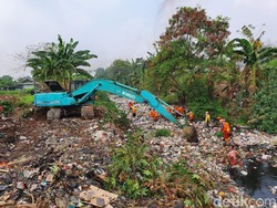 Lautan Sampah Kali Jambe Bekasi Mulai Dibersihkan, Alat Berat Dikerahkan