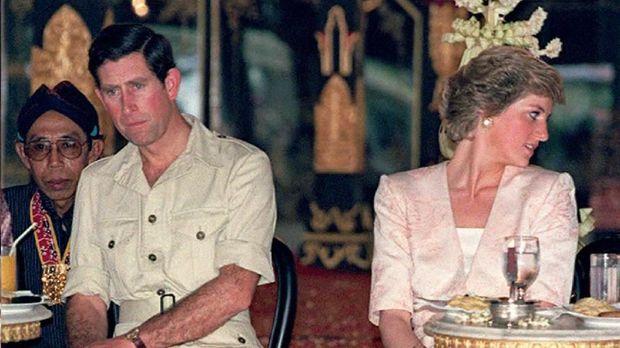 Kenang 22 Tahun Kepergian Putri Diana (FILES) This file photo dated 05 November 1989 shows the Prince (L) and Princess of Wales watching Indonesian tribal dancers in Yogyakarta, Indoniesia. The Princess announced 28 February that she has agreed to divorce Prince Charles and end their 14 year marriage. The couple have been separated for over three years. AFP PHOTO Kazuhiro NOGI (Photo by KAZUHIRO NOGI / AFP FILES / AFP)