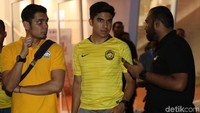Menteri Pemuda dan Olahraga Malaysia, Syed Saddiq Syed Abdul Rahman dievakuasi pihak keamanan ke lorong pemain di Stadion GBK.