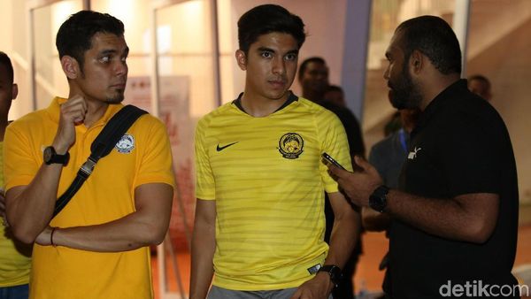 Momen Menpora Malaysia Tertahan di Dalam GBK Saat Ricuh Suporter