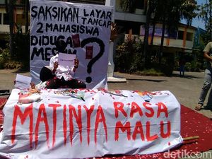 Dituduh Berbuat Mesum, Dua Mahasiswa Unitomo Protes Lewat Aksi Teatrikal Dituduh Berbuat Mesum, Dua Mahasiswa Unitomo Protes Lewat Aksi Teatrikal
