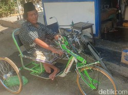 Penyandang Disabilitas Rawat Ibunya yang Lumpuh Hidup Sebatang Kara