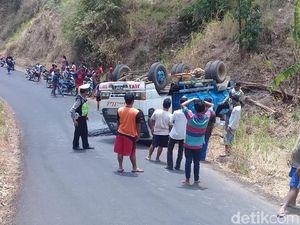 Tak Kuat Menanjak di Ponorogo, Dump Truk Muat Batako Terbalik Tak Kuat Menanjak di Ponorogo, Dump Truk Muat Batako Terbalik