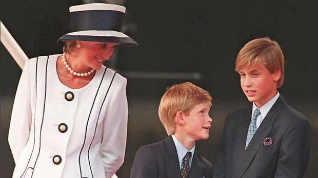 (FILES) Princess Diana (L), Prince Harry, (C) and Prince William (R) gather to commemorate VJ Day, 19 August 1995, in London.  Prince William turned 25 on Thursday 21 June 2007, and in doing so he was able to claim part of the multi-million pound (Euro, dollar) inheritance left to him by his late mother, Princess Diana.  The second in line has now been given access to the income collected on the £6.5 million he left in his mother's will after she died 10 years ago in a car crash in Paris.  AFP PHOTO/JOHNNY EGGITT/FILES (Photo by JOHNNY EGGITT/AFP FILES/AFP)