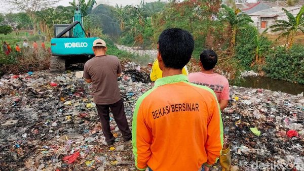 Alat Berat Dikerahkan Bersihkan Sampah di Kali Jambe Bekasi