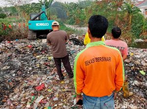 Alat Berat Dikerahkan Bersihkan Sampah di Kali Jambe Bekasi Alat Berat Dikerahkan Bersihkan Sampah di Kali Jambe Bekasi