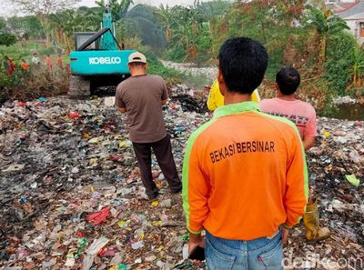 Alat Berat Dikerahkan Bersihkan Sampah di Kali Jambe Bekasi