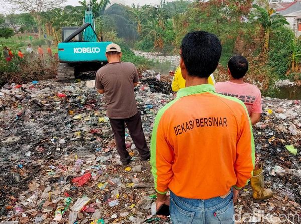 Alat Berat Dikerahkan Bersihkan Sampah di Kali Jambe Bekasi