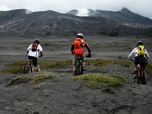 Menaklukkan Lautan Pasir Bromo Naik Sepeda