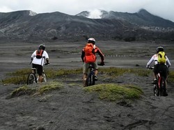 Menaklukkan Lautan Pasir Bromo Naik Sepeda
