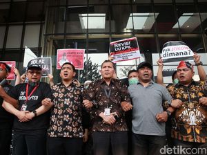 Saut dan Novel Ikut Aksi Tolak Pelemahan KPK