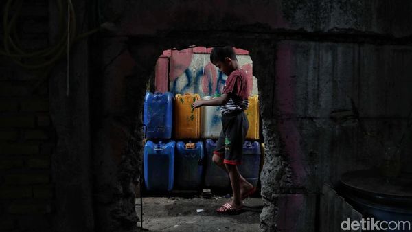 Melihat Kehidupan Warga di Gang Sempit Kampung Marlina